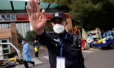 Policía bloquea a la prensa en un barrio confinado en Beijing. Foto: Infobae.