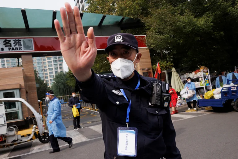 Policía bloquea a la prensa en un barrio confinado en Beijing. Foto: Infobae.