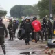 Policías antimotines de Bolivia retiran unos neumáticos que eran usados para bloquear calles en Santa Cruz. Foto: Infobae.