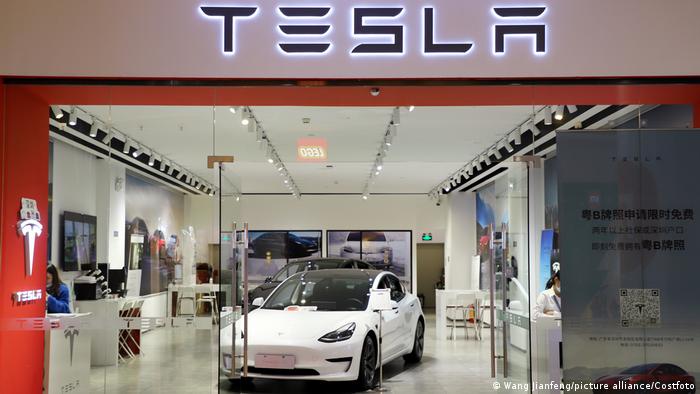 Salón de venta de Tesla en Shenzen, China. Foto: DW.