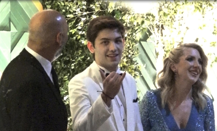 Benjamín Zapag junto a sus padres. Foto: Gentileza.