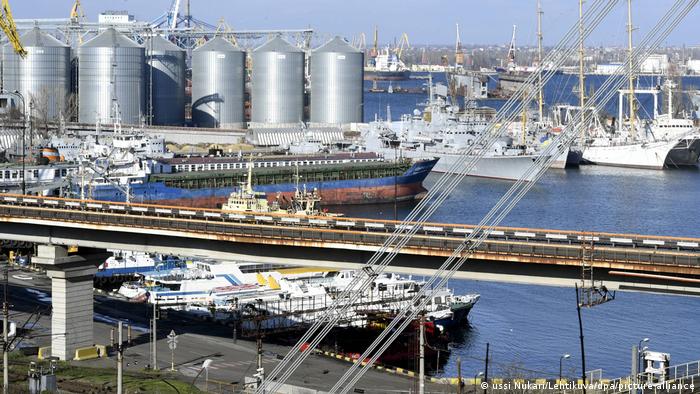 Silos de grano en el puerto de la ciudad ucraniana de Odesa. Foto: DW