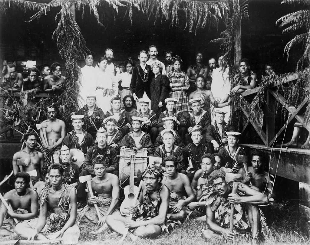 Robert Louis Stevenson, su familia y samoanos, en Vailima, fotografiados en 1890 por Alfred Tattersall. Cortesía