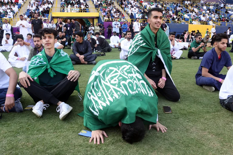 Tensión, rezos y festejos en Riad. Foto: Infobae