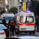 Ambulancias y miembros de los servicios de emergencias, este sábado en la zona de explosión en Estambul. Foto: El País.