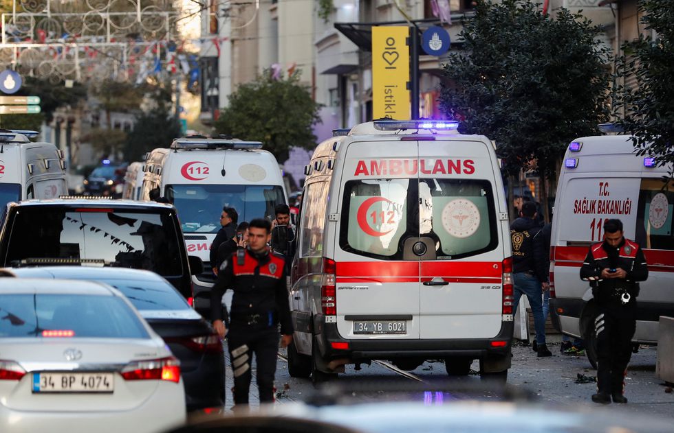 Ambulancias y miembros de los servicios de emergencias, este sábado en la zona de explosión en Estambul. Foto: El País