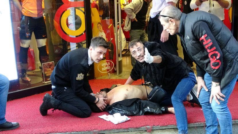 Un atentado con bomba deja al menos seis muertos y 81 heridos en una céntrica avenida peatonal de Estambul. Foto: El País.