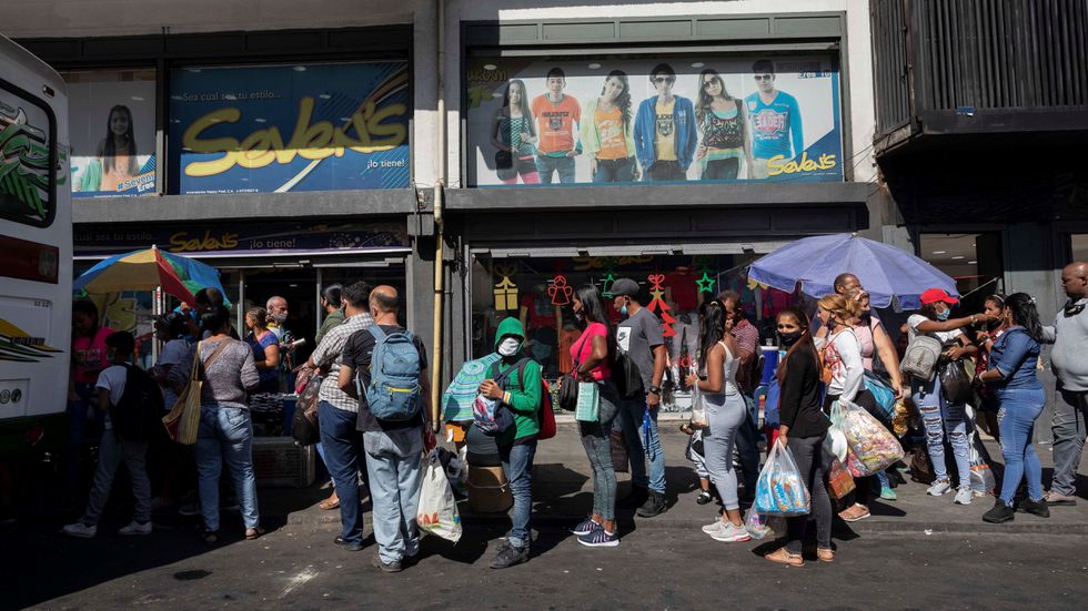 Un grupo de personas espera transporte público en Caracas. Foto: El País.