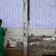 Un niño mira las listas del censo electoral pegadas en un muro ayer en Managua. Foto: DW.