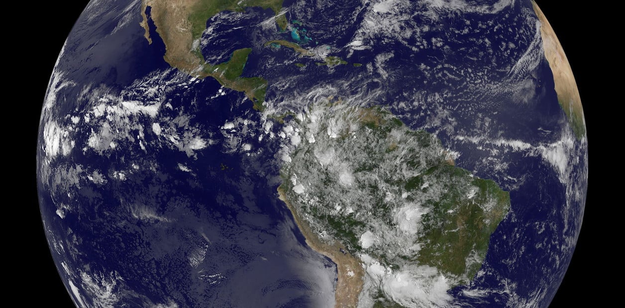 Una imagen satelital de la Tierra proporcionada por la NASA. Foto: Clarín.