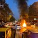 Una moto de la policía ardía durante una protesta por la muerte de la joven Mahsa Amini, el 19 de septiembre en Teherán. Foto: El País.