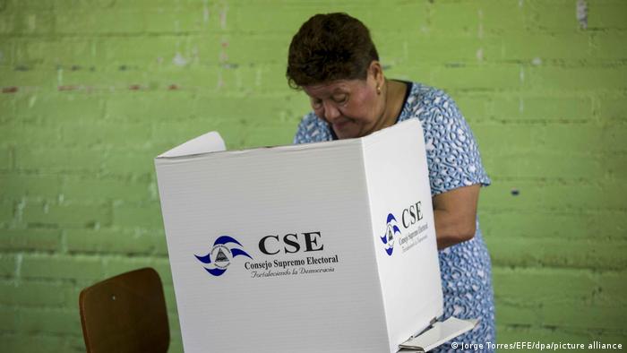 Una mujer vota en las elecciones generales celebradas en Nicaragua. Foto: Archivo-DW.