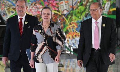 El vicepresidente electo de Brasil, Geraldo Alckmin, derecha, con la presidenta del PT, Gleisi Hoffmann, y el exsenador Aloizio Mercadante, en el palacio de Planalto, en Brasilia. Foto: El País.