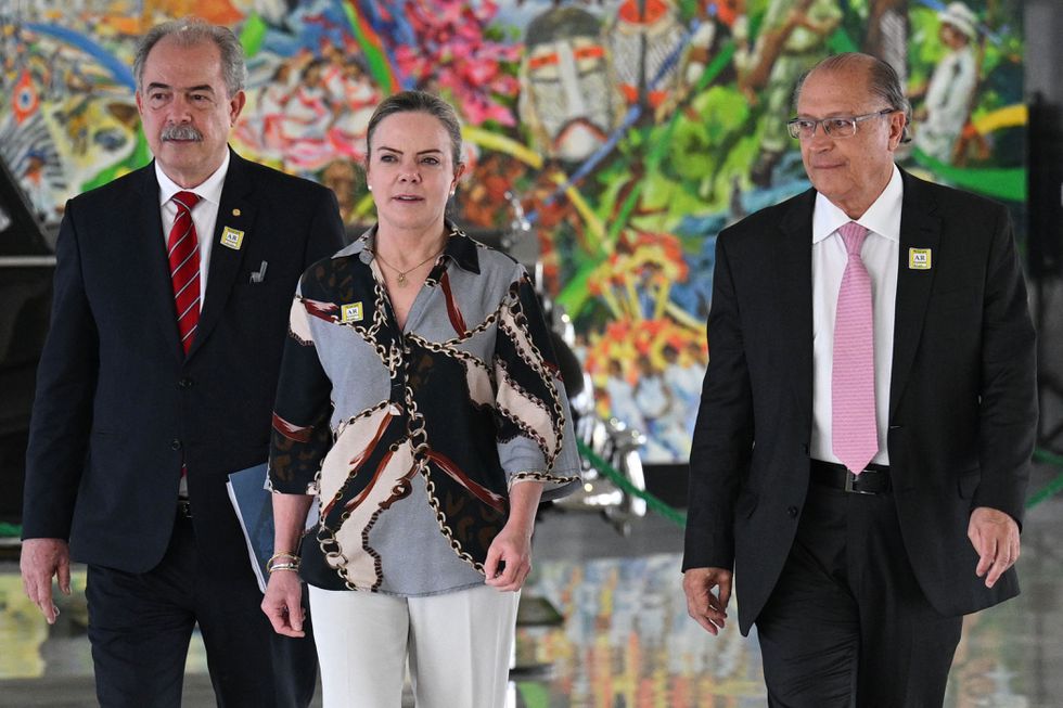 El vicepresidente electo de Brasil, Geraldo Alckmin, derecha, con la presidenta del PT, Gleisi Hoffmann, y el exsenador Aloizio Mercadante, en el palacio de Planalto, en Brasilia. Foto: El País.