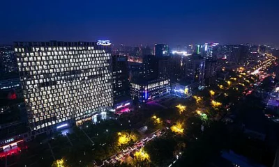 Una vista nocturna de la ciudad inteligente de Hangzhou en China. Foto: Infobae