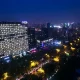 Una vista nocturna de la ciudad inteligente de Hangzhou en China. Foto: Infobae