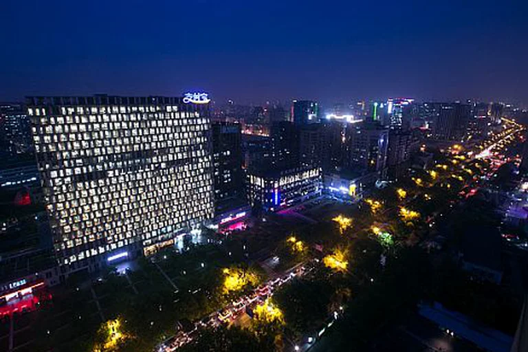 Una vista nocturna de la ciudad inteligente de Hangzhou en China. Foto: Infobae