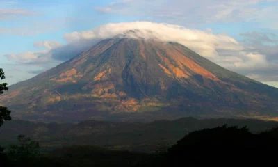 El volcán ya está lanzando rocas. Foto: Infobae