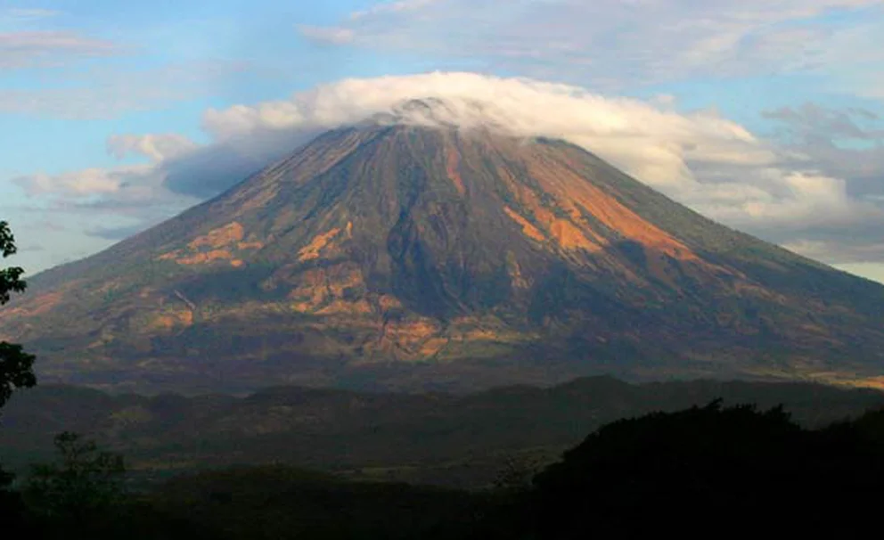 El volcán ya está lanzando rocas. Foto: Infobae