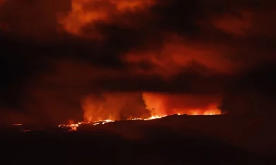 Un río de lava fluye desde Mauna Loa, el volcán activo más grande del mundo entró en erupción el lunes por primera vez en 38 años. Foto: Infobae