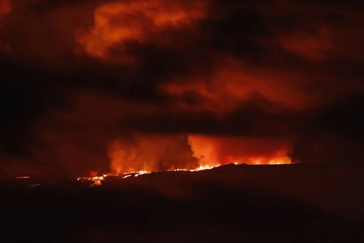 Un río de lava fluye desde Mauna Loa, el volcán activo más grande del mundo entró en erupción el lunes por primera vez en 38 años. Foto: Infobae