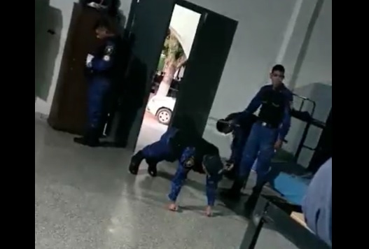 Captura de parte del vídeo en donde se constata la agresión.