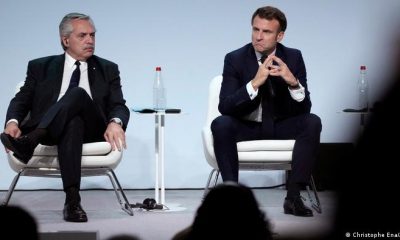 Alberto Fernández, junto al presidente francés, Emmanuel Macron, ayer durante el Foro de la Paz en París. Foto: DW.