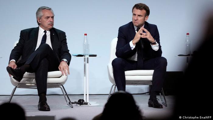 Alberto Fernández, junto al presidente francés, Emmanuel Macron, ayer durante el Foro de la Paz en París. Foto: DW.
