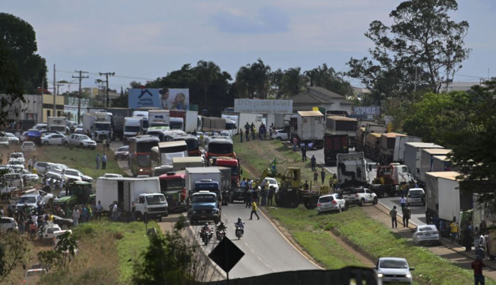 Vías bloqueadas por camioneros simpatizantes de Bolsonaro. Foto: Telecinco, Brasil.