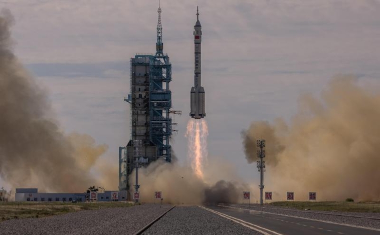 La trayectoria del Long March-5B ha pasado sobre España, obligando a cerrar parte del tráfico aéreo, hasta terminar estrellándose. Foto: ABC.es