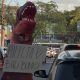 El joven de 18 años juntaba dinero disfrazado de dinosaurio. Foto: Gentileza.