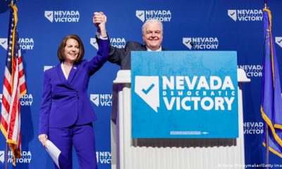 El gobernador de Nevada, Steve Sisolak, y la senadora Catherine Cortez Masto saludan a sus partidarios en la fiesta de la noche electoral en Nevada. Foto: DW.