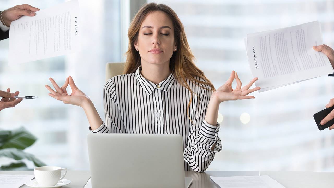 ¿Cómo sobrevivir al estrés laboral durante las últimas semanas del año?. Foto: Vivir bien.