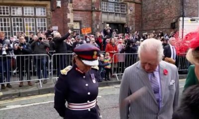 El rey Carlos III estaba de visita en la ciudad de York junto a Camila para la inauguración de una estatua de la reina Isabel II. (Foto: captura del video)