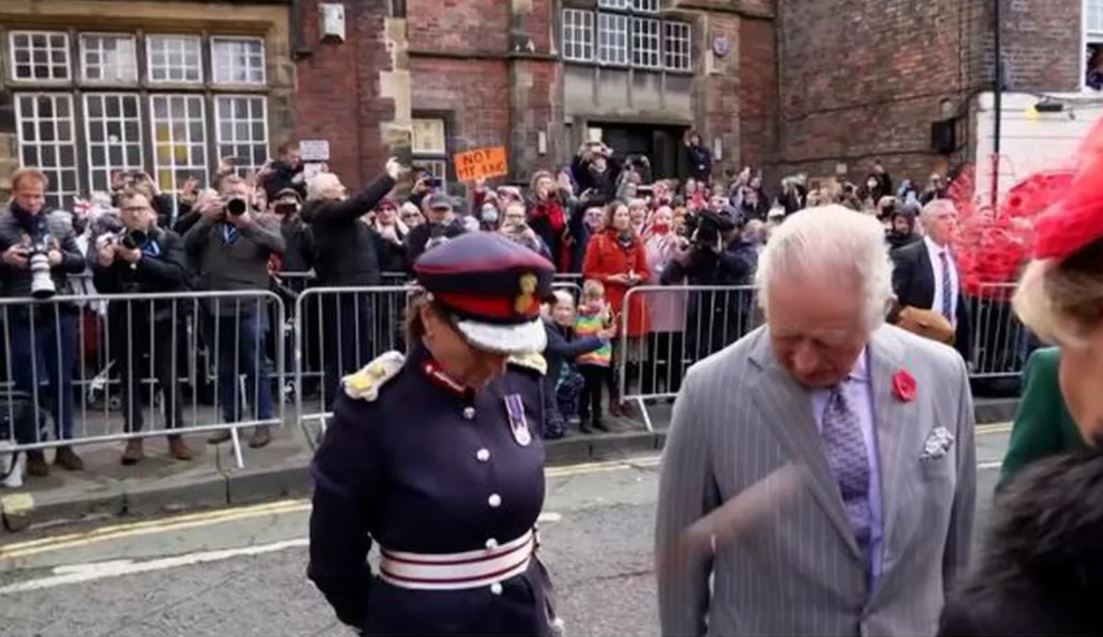 El rey Carlos III estaba de visita en la ciudad de York junto a Camila para la inauguración de una estatua de la reina Isabel II. (Foto: captura del video)