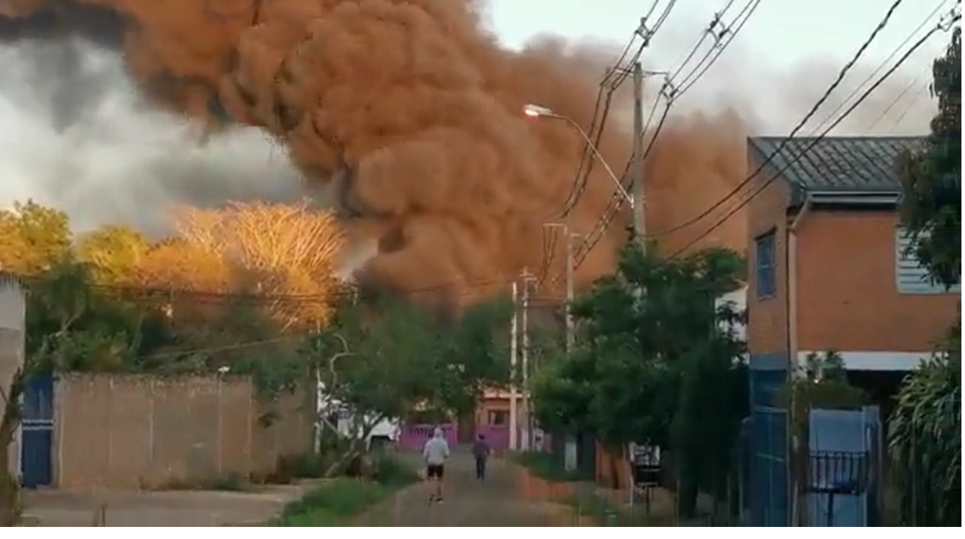 El incendio genera una intensa humareda en la zona. Foto: captura.