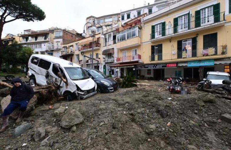 Al menos ocho muertos a causa de un alud provocado por las intensas precipitaciones en la isla italiana de Isquia. Foto: Europapress.