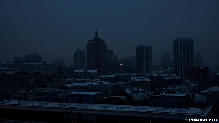 Kiev, durante el apagón provocado por los bombardeos rusos contra infraestructuras críticas el pasado miércoles. Foto: DW.