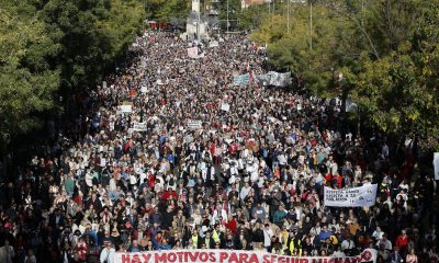 Miles de personas durante la manifestación por la sanidad pública por el centro de Madrid, este domingo. Foto: El País España.