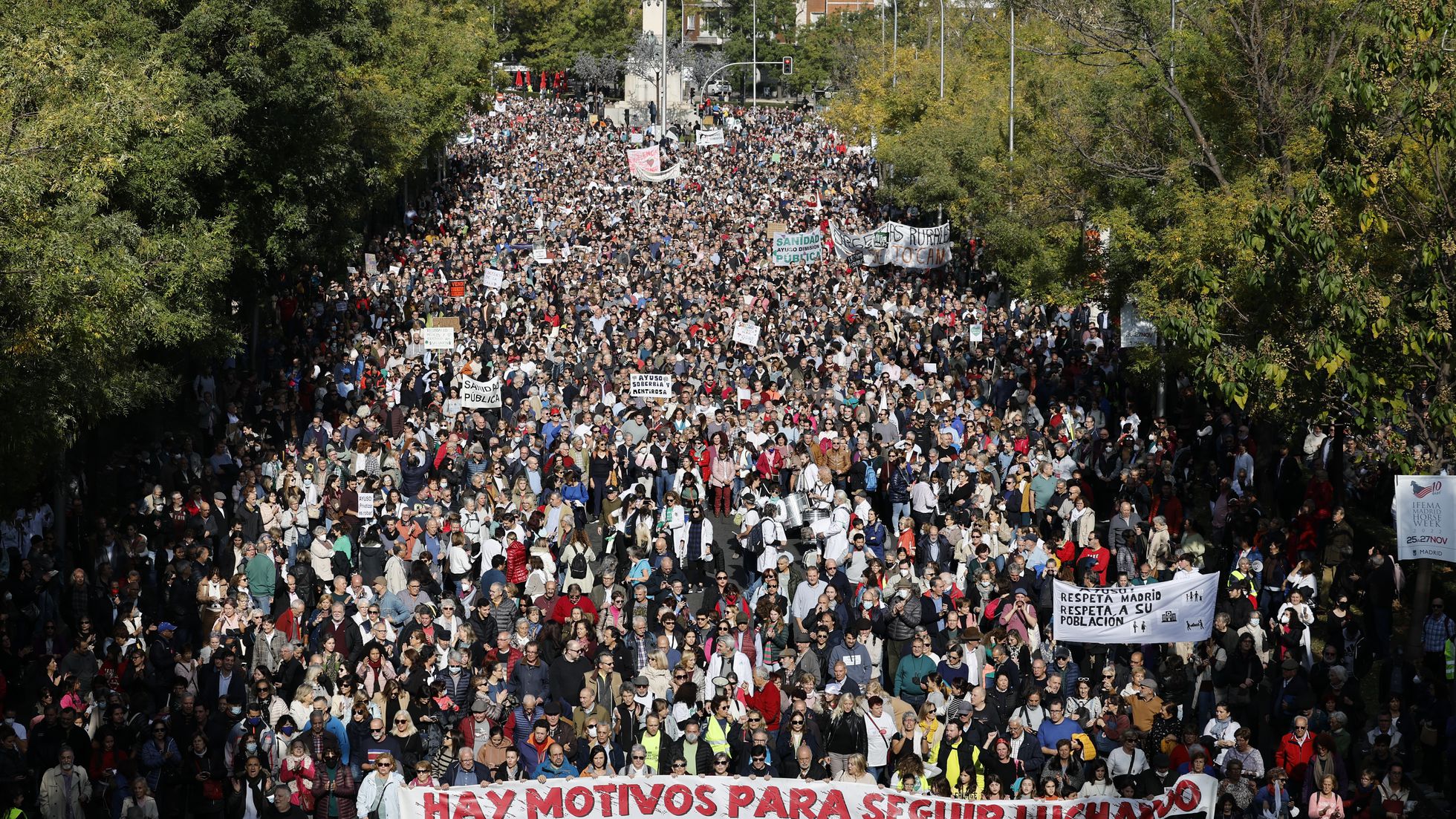 Miles de personas durante la manifestación por la sanidad pública por el centro de Madrid, este domingo. Foto: El País España.