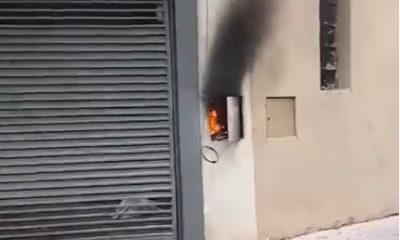 El medidor en llamas pudo causar un incendio a la vivienda. Foto: captura.