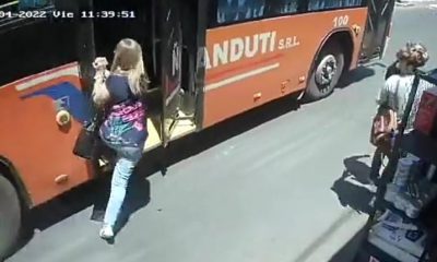 El momento del accidente fue captado por una cámara en la zona. Foto: Captura de vídeo.