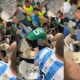 Pelea campal en las graderías durante el partido entre Argentina y México. Foto. Captura