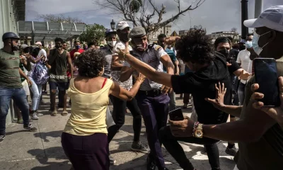 Policías pelean y detienen a un manifestante antigubernamental durante una protesta en La Habana, Cuba, en el 2021. Foto: Infobae.
