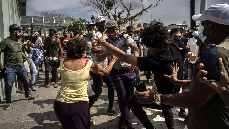 Policías pelean y detienen a un manifestante antigubernamental durante una protesta en La Habana, Cuba, en el 2021. Foto: Infobae.