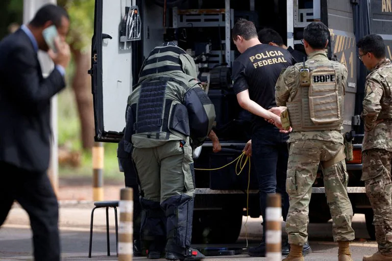 Un seguidor de Bolsonaro fue detenido por la policía por intentar detonar explosivos en el aeropuerto de Brasilia. Foto: Infobae