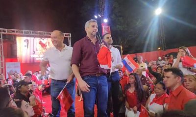 Óscar Salomón junto a Mario Abdo Benítez en un acto político. Foto: Gentileza