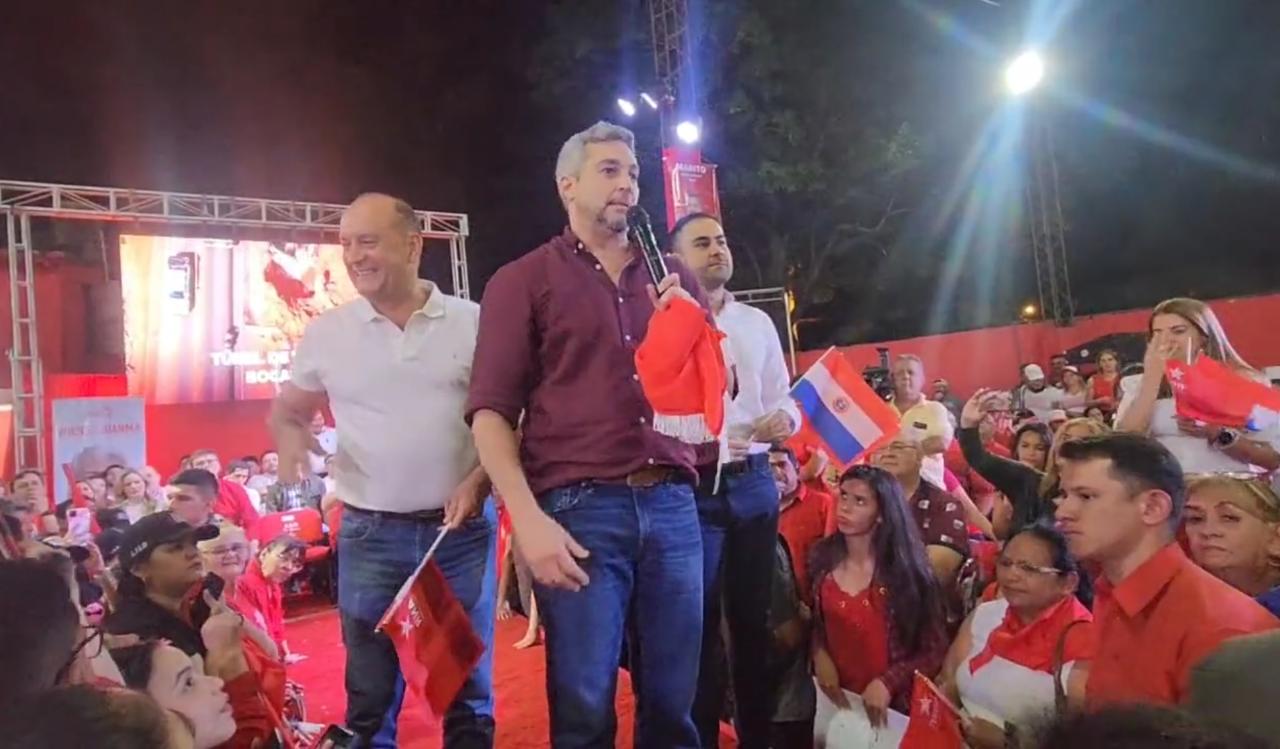 Óscar Salomón junto a Mario Abdo Benítez en un acto político. Foto: Gentileza