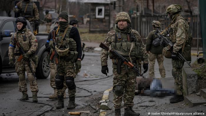 Soldados ucranianos en Bucha, en las afueras de Kiev. Foto: DW