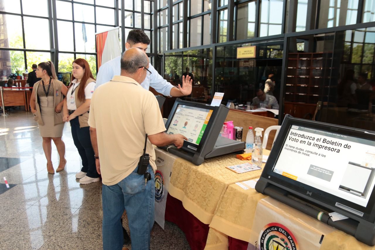 Máquinas de votación electrónica para capacitación fueron instaladas en el Congreso Nacional. Foto: Gentileza.